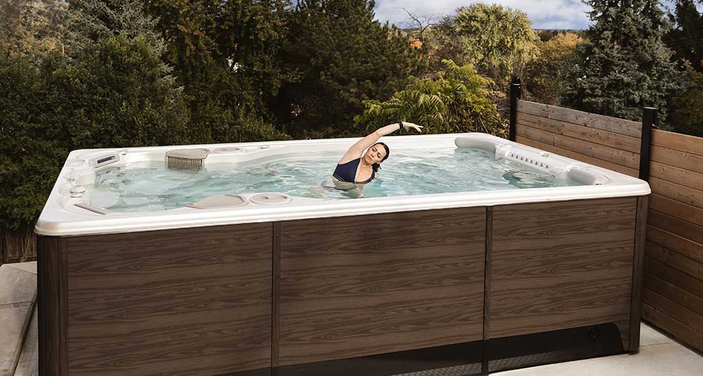 Spa de nage 14AX avec une femme qui fait de l'aquagym