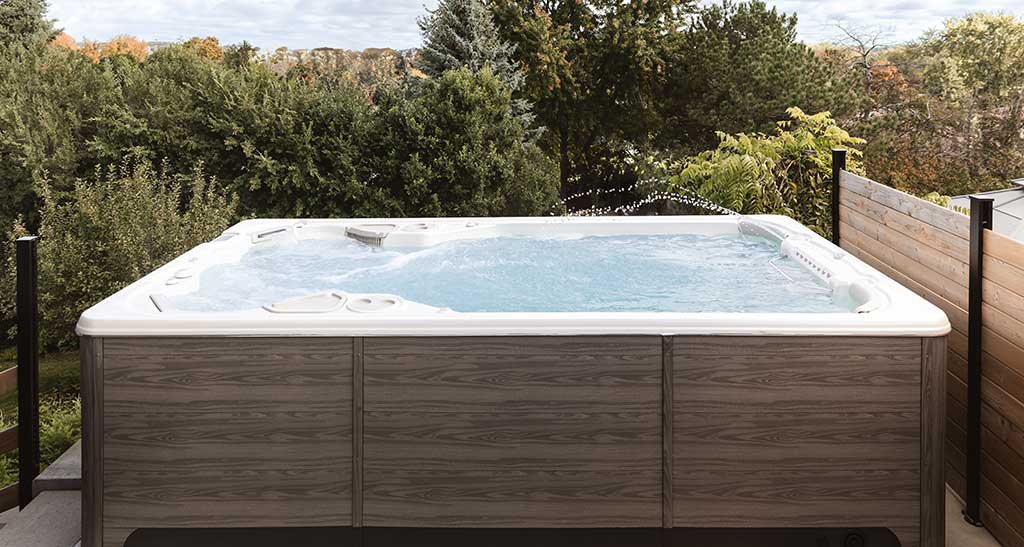 Spa de nage 14AX sur une terrasse