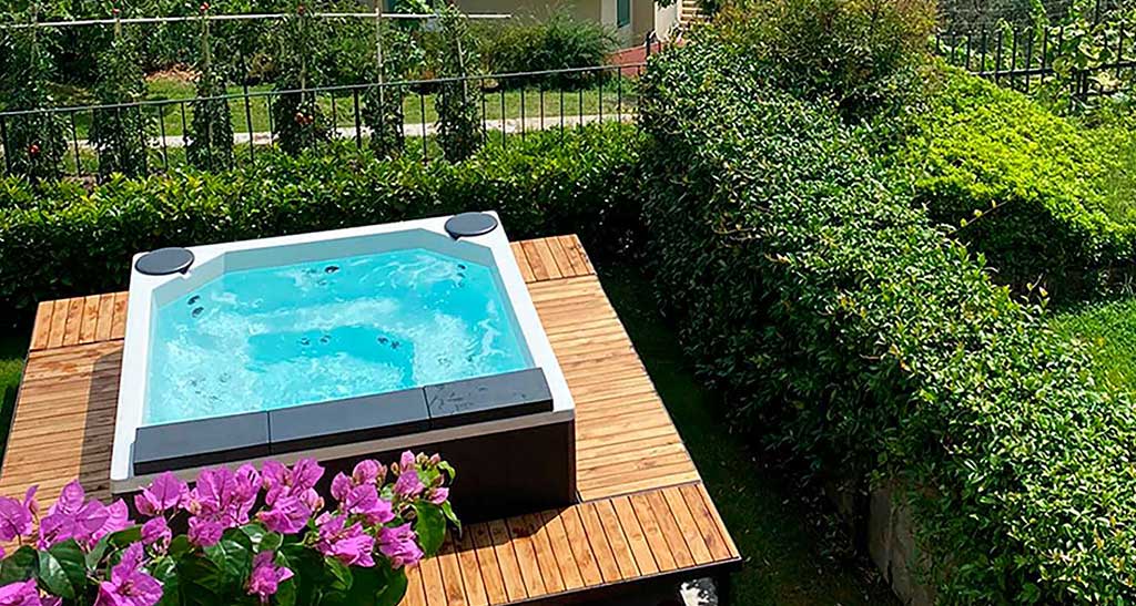 Spa Design installé dans un jardin