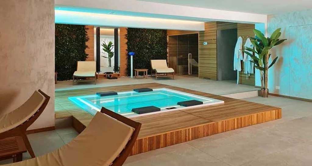 Spa Design en intérieur encastré dans une terrasse en bois