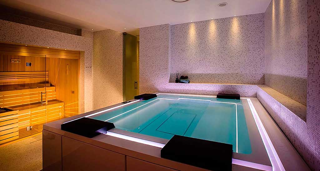 Spa Design avec éclairage intégré, installé en intérieur