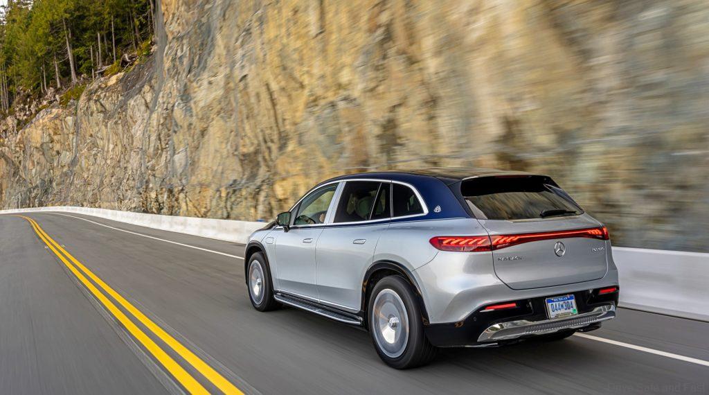 Mercedes-Maybach EQS 680 SUV (vorläufige Werte: Stromverbrauch kombiniert: 24,4-22,5 kWh/100 km; CO2-Emissionen kombiniert: 0 g/km) Exterieur: high-tech silver/nautical blue. Interieur: MANUFAKTUR exclusive nappa leather Maybach crystal white/silver grey pearl;Vorläufige Werte: Stromverbrauch kombiniert: 24,4-22,5 kWh/100 km; CO2-Emissionen kombiniert: 0 g/km*