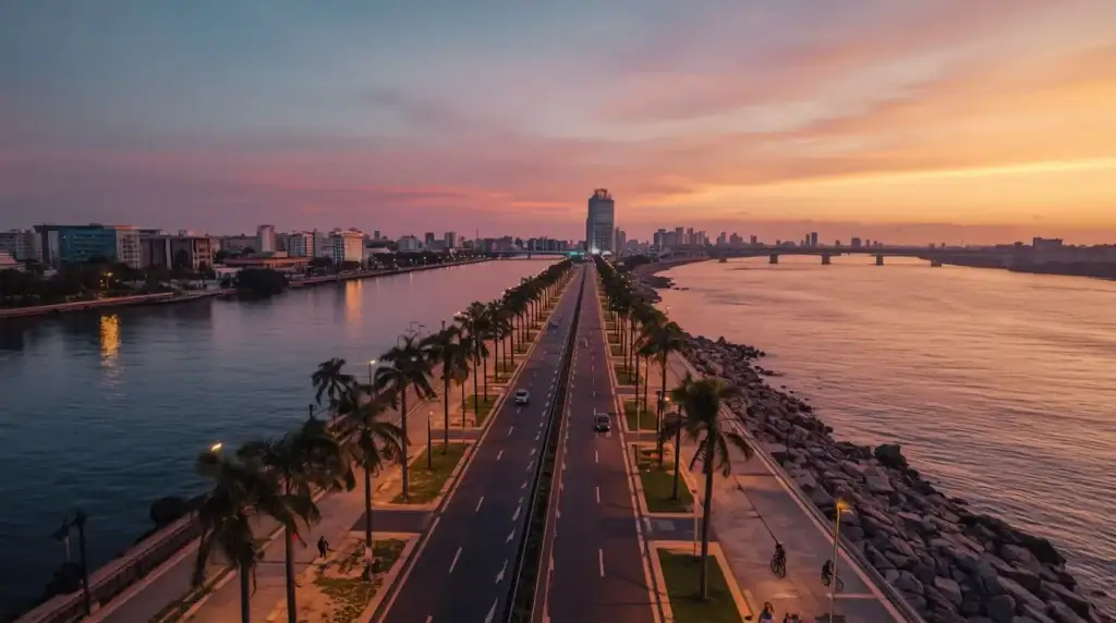 Amanecer en la costanera de Encarnación con el río Paraná y la ciudad iluminados por el sol.