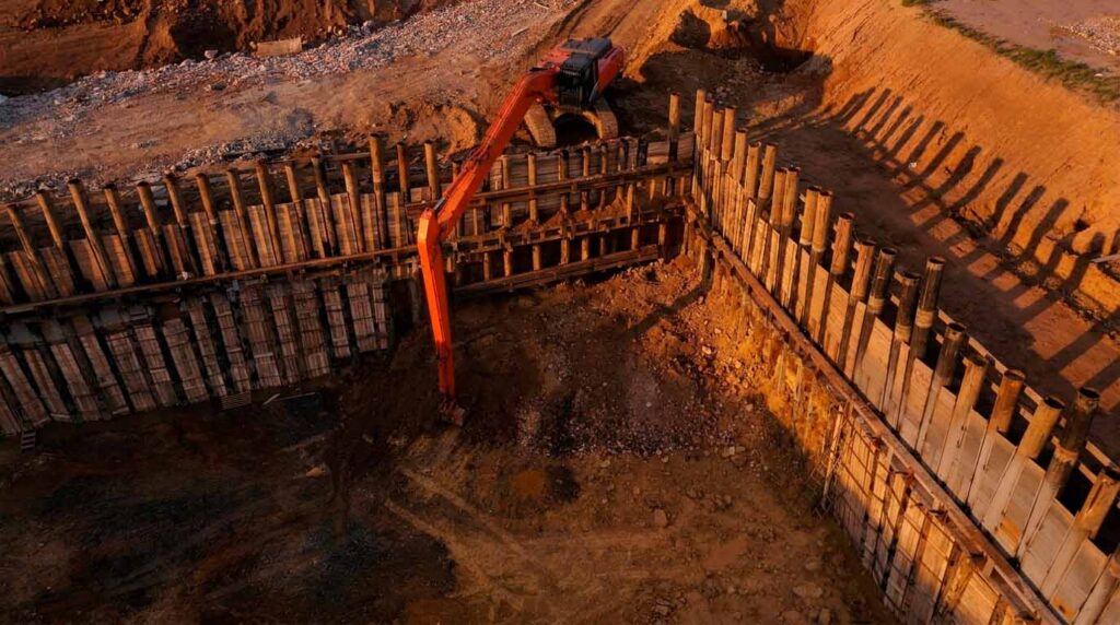 Экскаватор с длинной стрелой: завершение разработки котлована и извлечение грунта с глубины до 9 метров