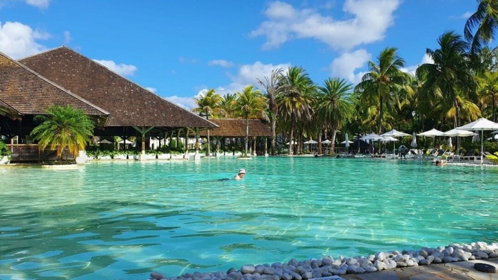 Pool Ravenala Attitude