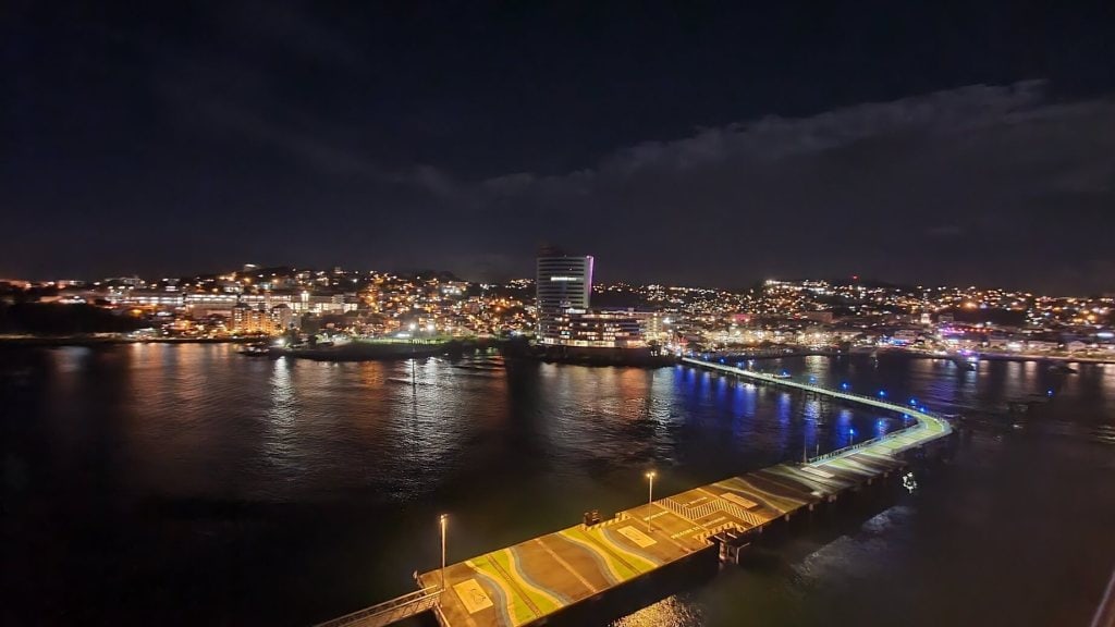 Blick auf den Hafen von Martinique bei Nacht