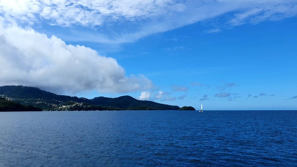 Blick auf die Küste von Martinique von der Fähre