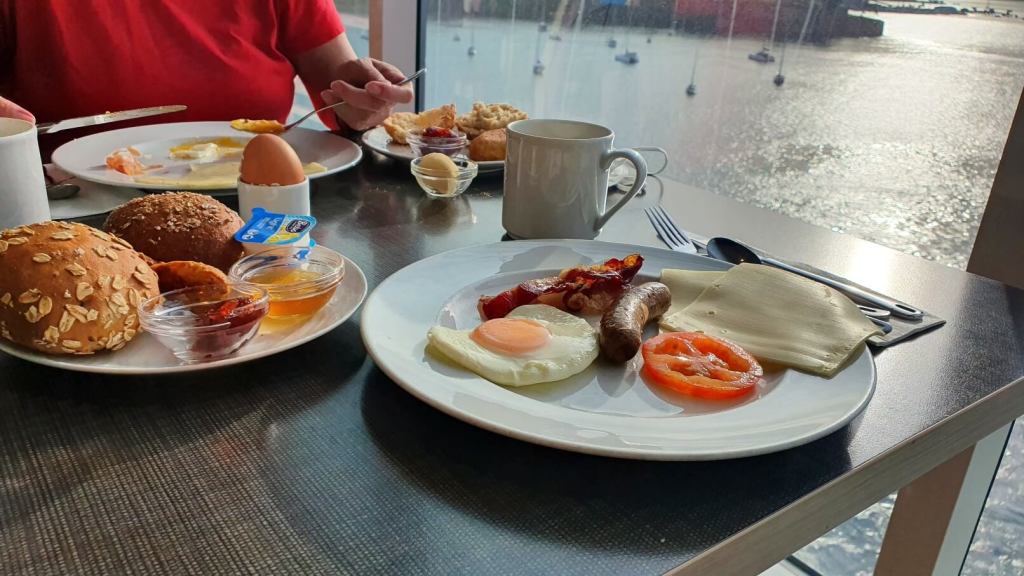 Frühstück im Hafen von Martinique