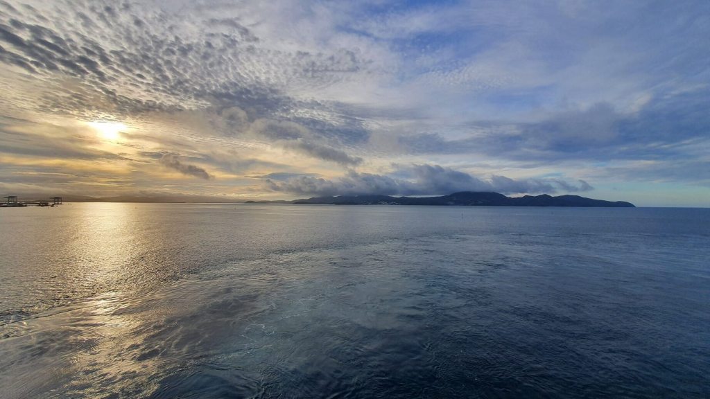 Sonnenaufgang bei der Einfahrt in den Hafen