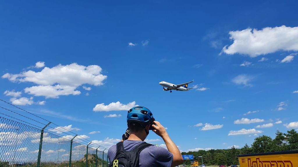 Frankfurt Zeppelinheim Blick auf landende Flugzeuge