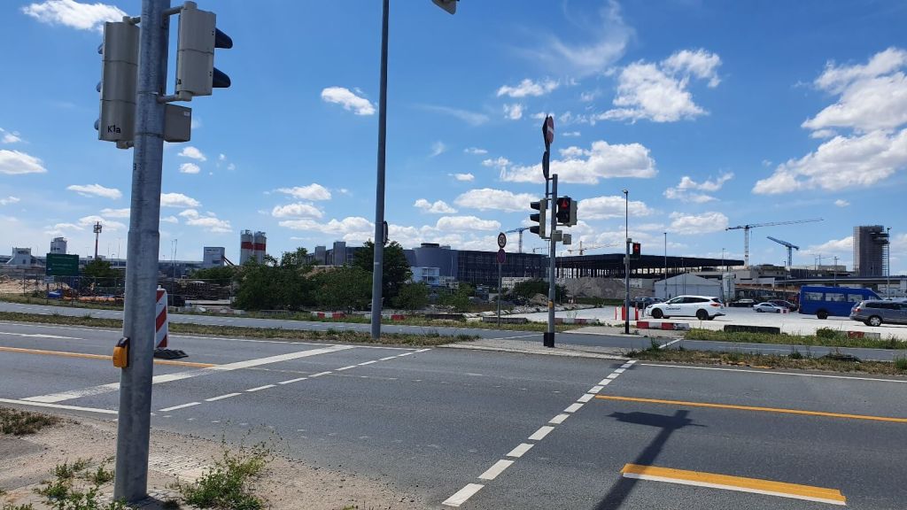 Blick auf den Frankfurter Flughafen vom Radweg