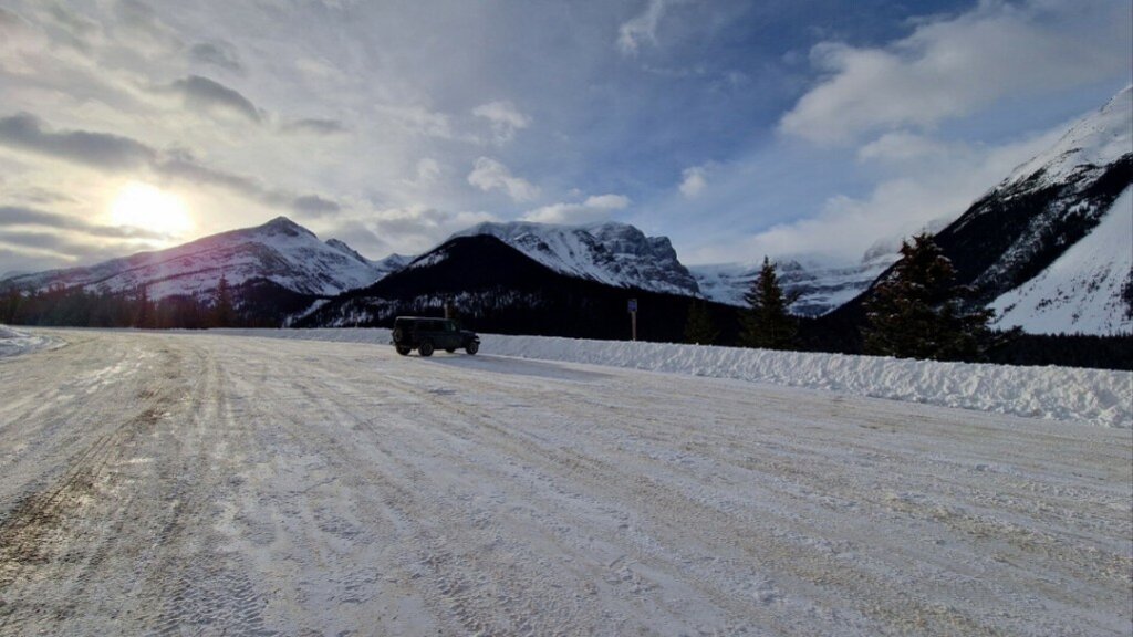 Einsamter Parkplatz auf dem Icefields Parkway in Kanada im Winter