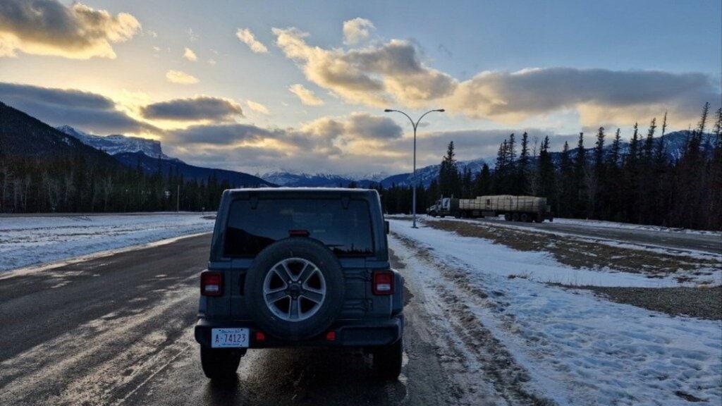 Jeep Wrangler in den Rocky Mountains, Route durch Kanada im Winter