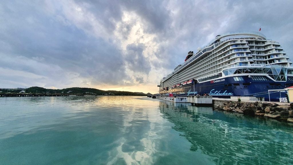 Sonnenuntergang hinter der MeinSchiff 2 in Antigua