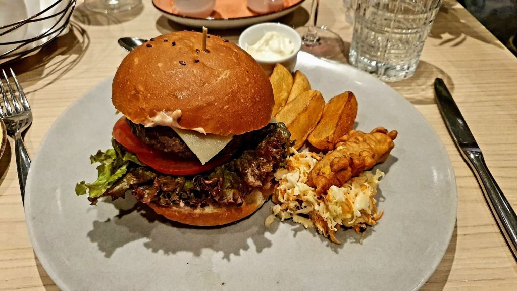 Wagyu Burger im Restaurant Atlantik auf der Mein Schiff 2