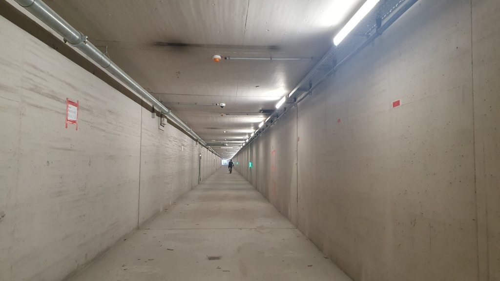 Radweg unter der Startbahn des Flughafen Frankfurt