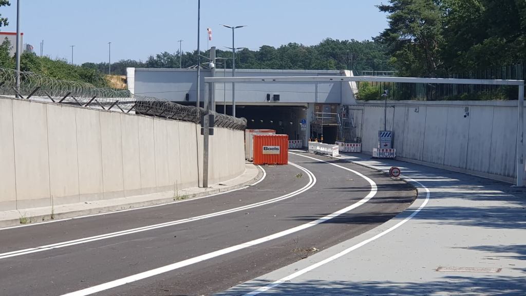 Einfahrt zum Radweg unter der Startbahn des Flughafen Frankfurt
