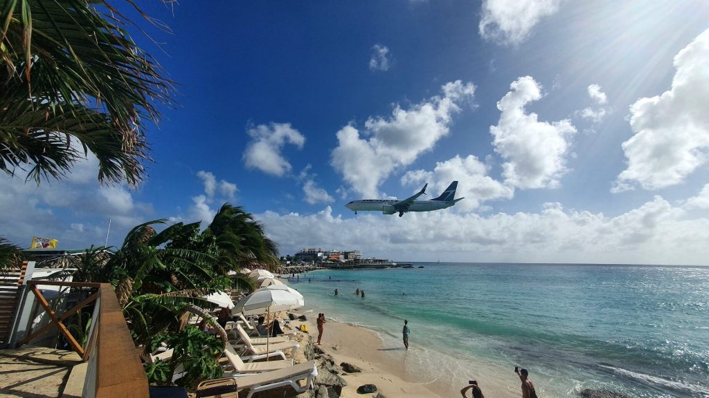 Landende Flugzeuge am Strand von Maho Beach