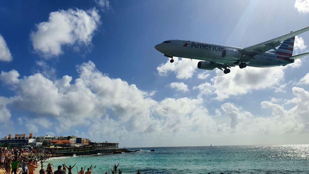 Landende Flugzeuge am Maho Beach
