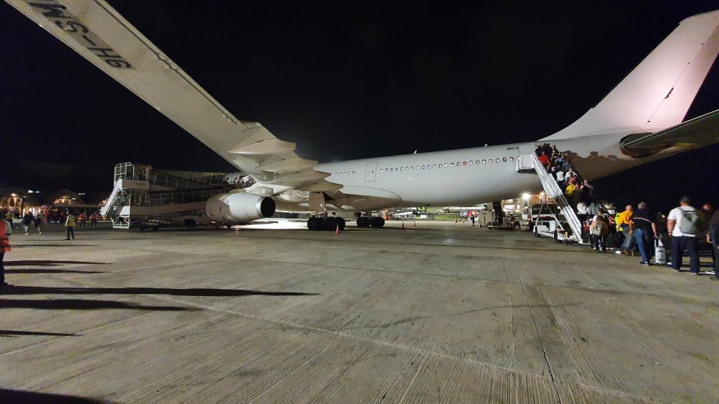 Flugzeug ohne Aufdruck am Flughafen in Punta Cana - SmartLynx