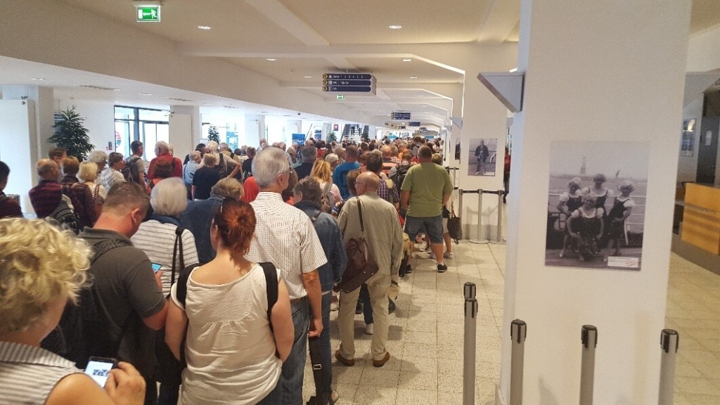 Lange Schlange am Hafenterminal in Bremerhaven