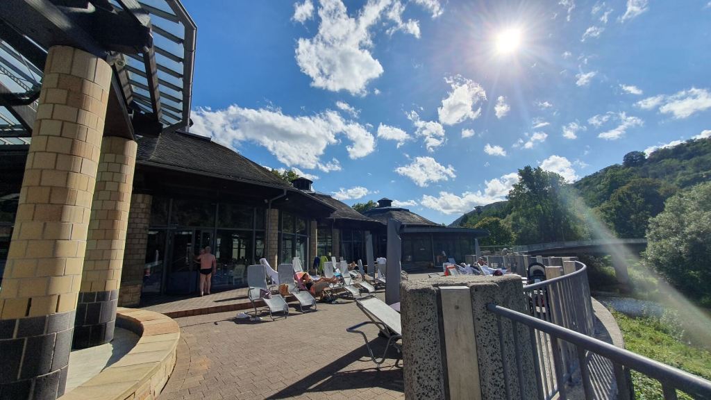 Liegefläche im Außenbereich der Crucenia Therme