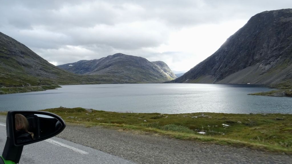 Blick auf den Bergsee beim Landausflug in Geiranger