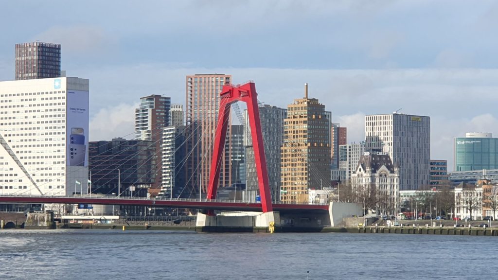 Einfahrt mit dem Schiff nach Rotterdam