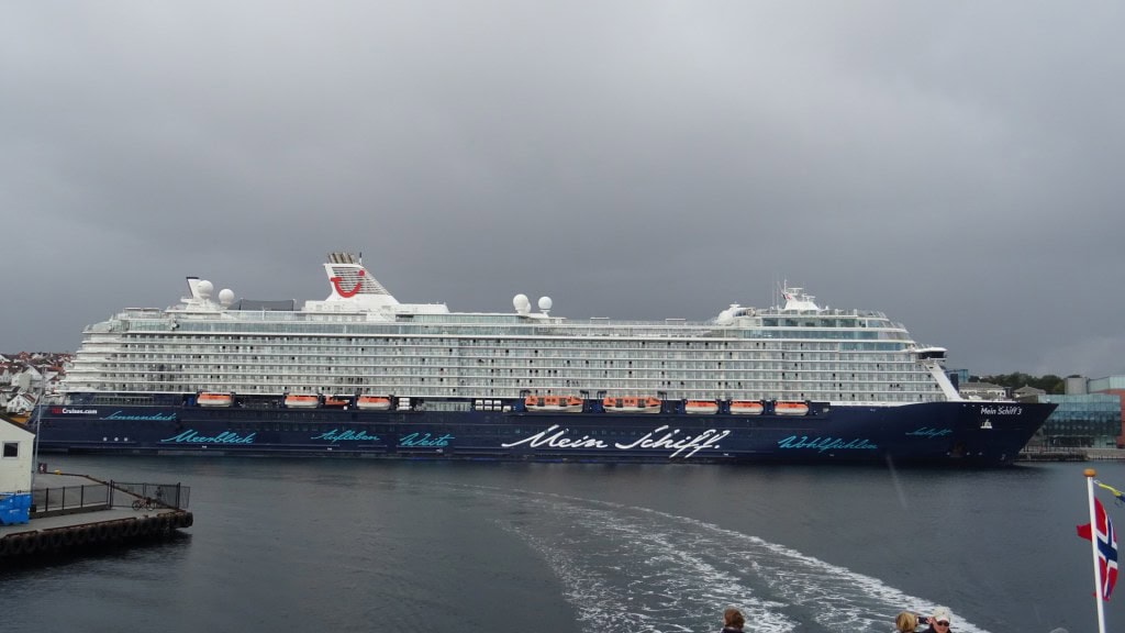 Blick auf die Mein Schiff von der Bootstour