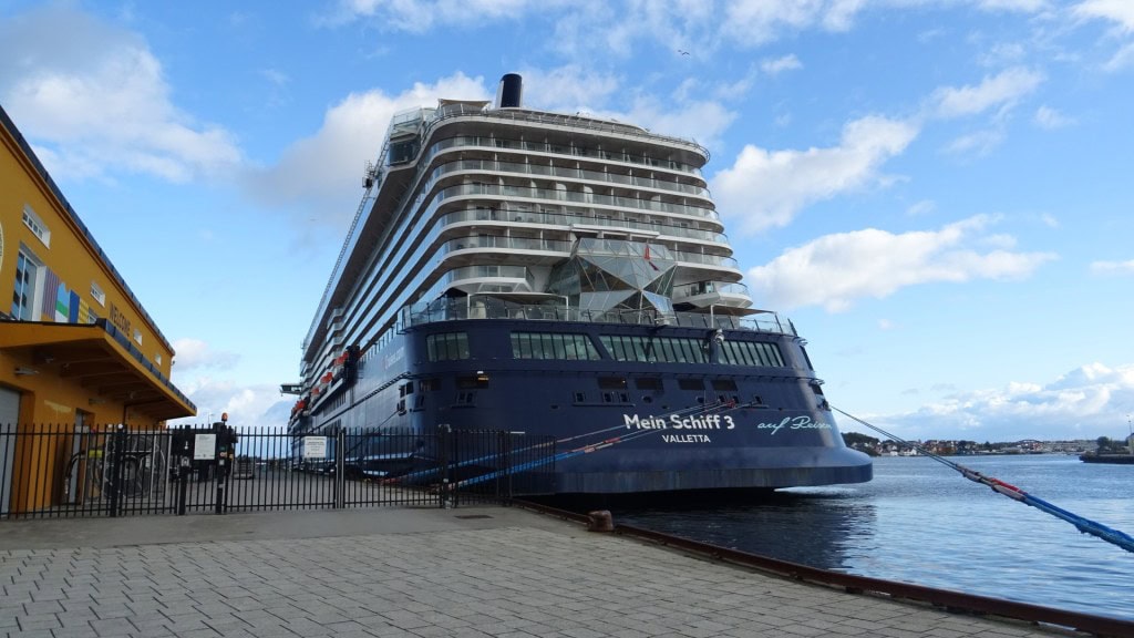 Mein Schiff 3 im Hafen von Stavanger in Norwegen
