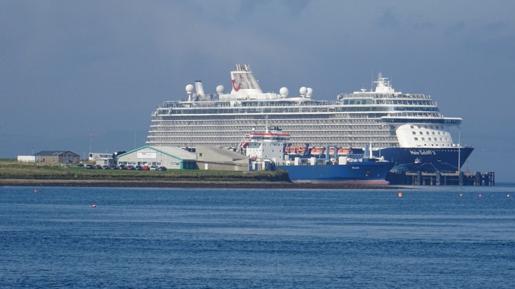 Blick auf die Mein Schiff im Hafen von Kirkwall