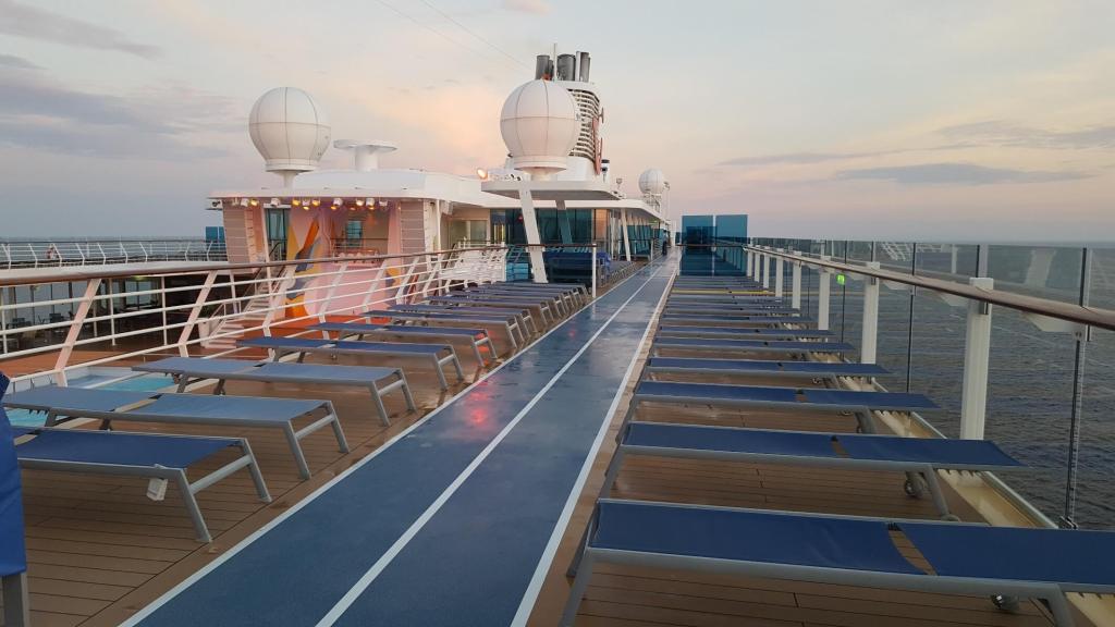 Sonnenliegen auf Deck der Mein Schiff 4