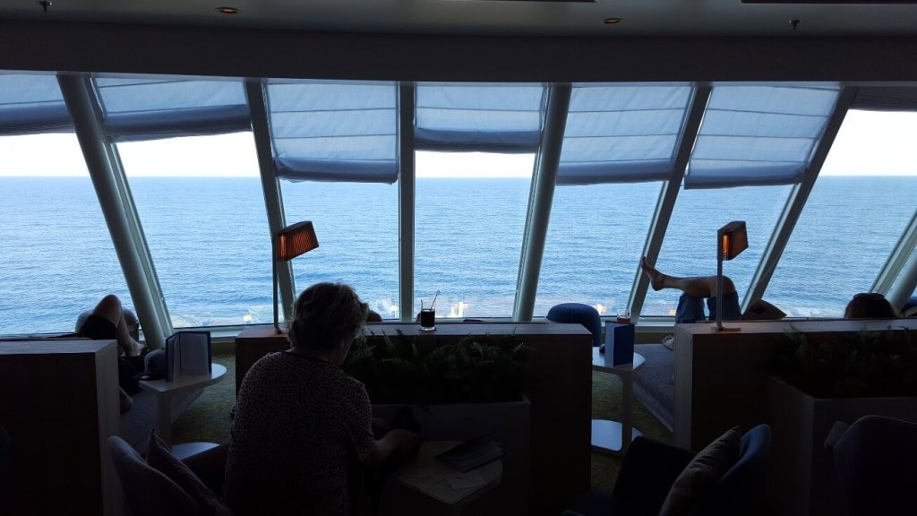 Gemütlichkeit in der Lounge auf dem Kreuzfahrtschiff