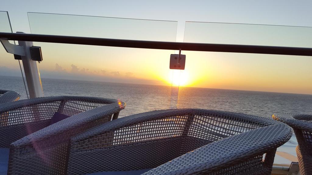 Sonnenuntergang an der Bar der Mein Schiff 4