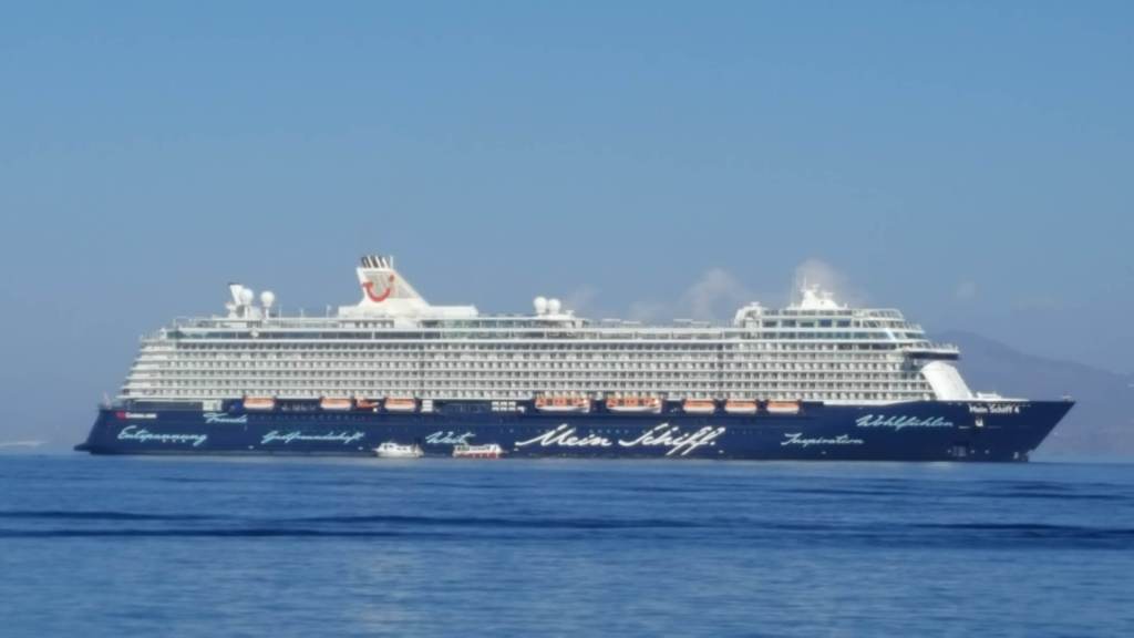 Mein Schiff 4 vor Mykonos