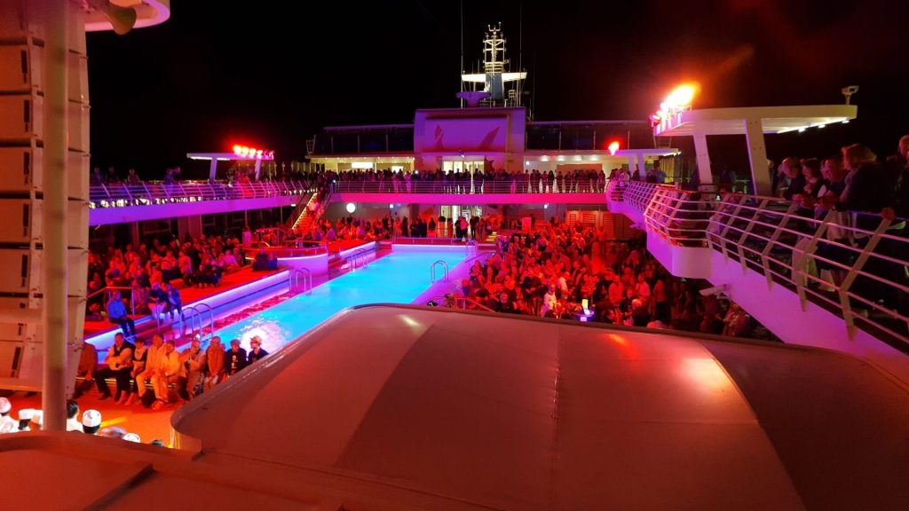 Veranstaltung am Pool bei der Kreuzfahrt
