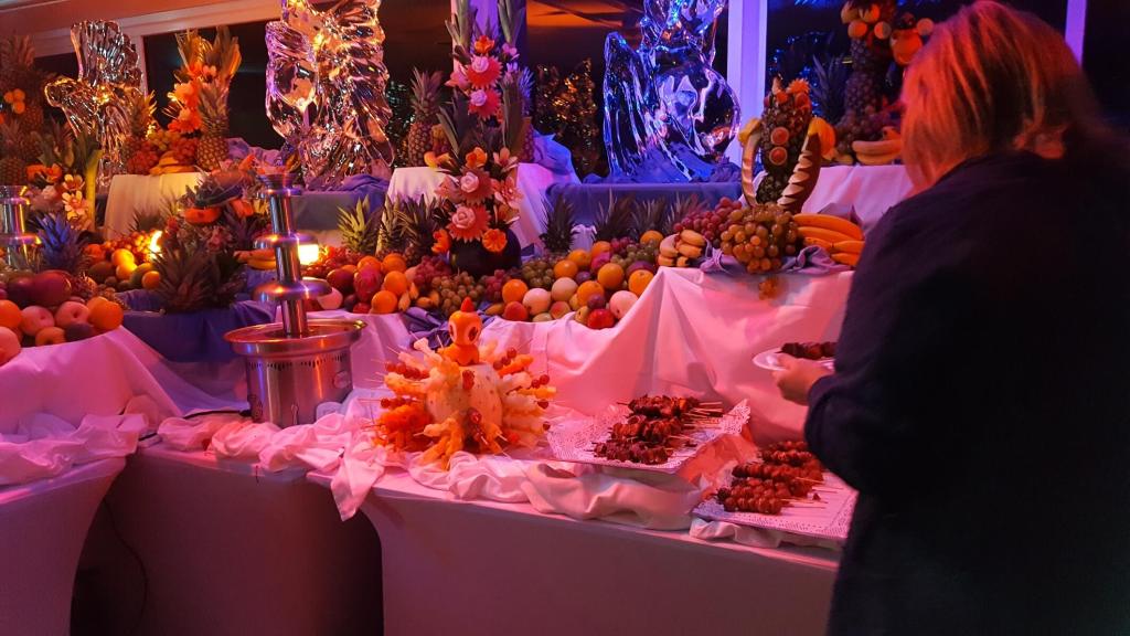 Schokofrüchte am Pool der Mein Schiff 4