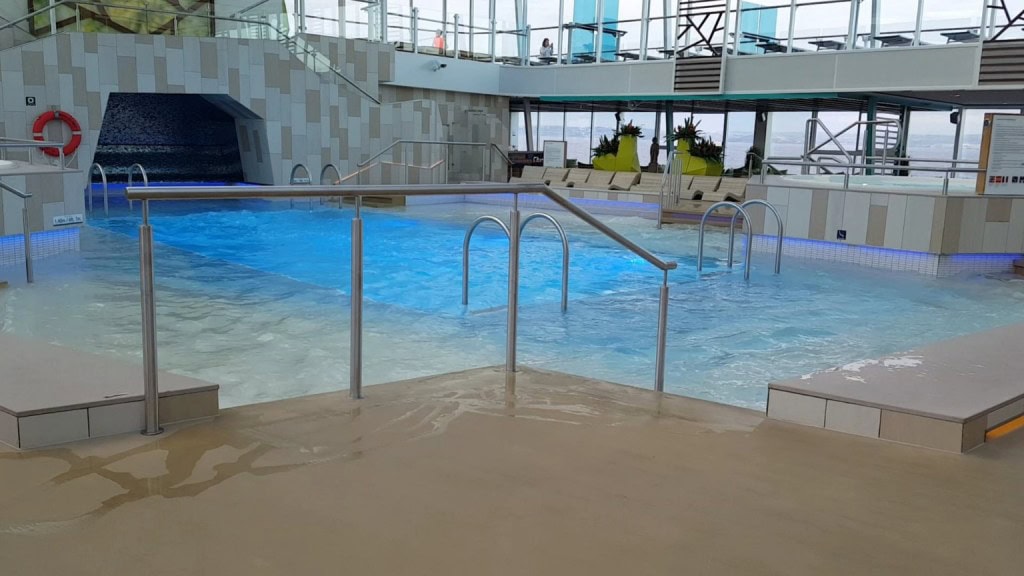 Innenpool der Mein Schiff 4