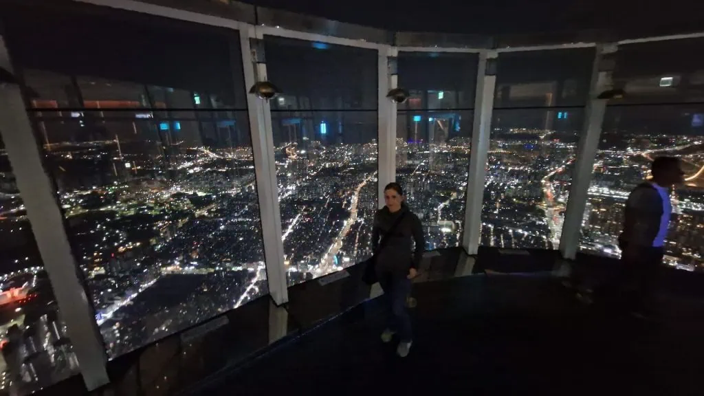 Yvonne auf dem Lotte World Tower in Seoul 