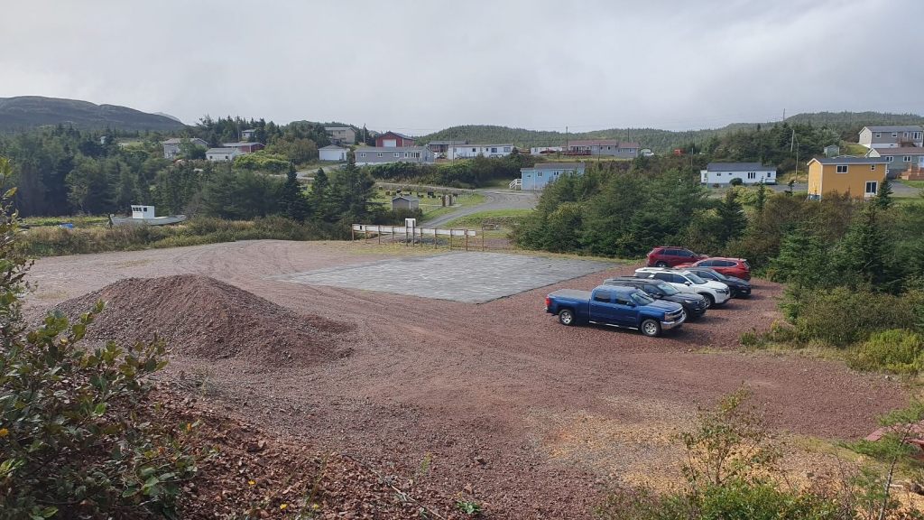 Großer kostenloser Parkplatz für den Wanderweg