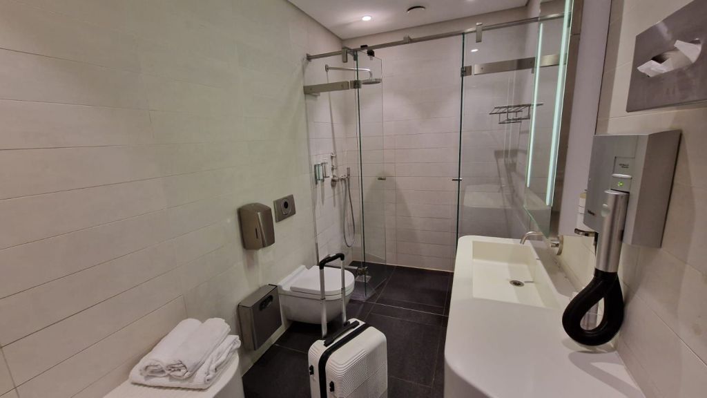 Air France Lounge Paris CDG Dusche