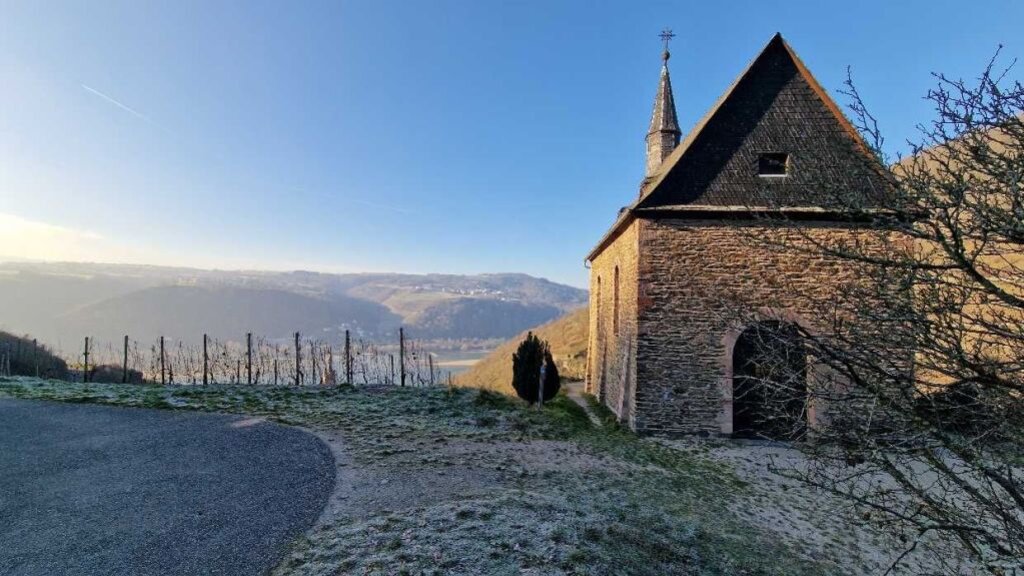 Clemenskapelle mit Blick auf Lorchhausen im Winter