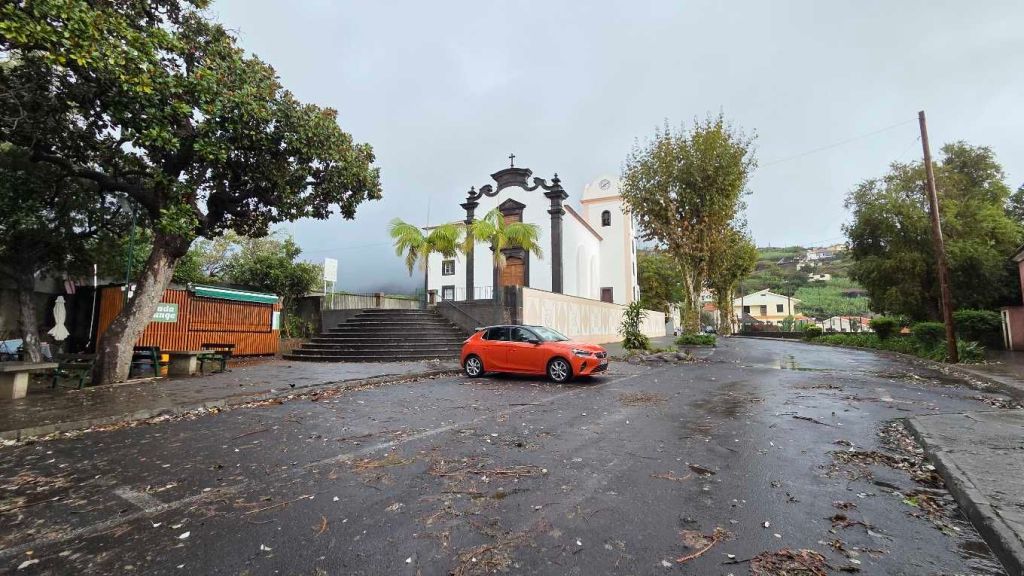 Parkplätze an der Igreja da Lombada - morgens um 8 Uhr
