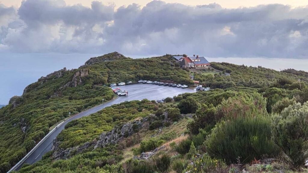 Parkplatz am Pico Ruivo morgens bei Sonnenaufgang