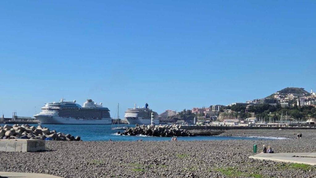 Kreuzfahrtschiffe im Hafen von Funchal