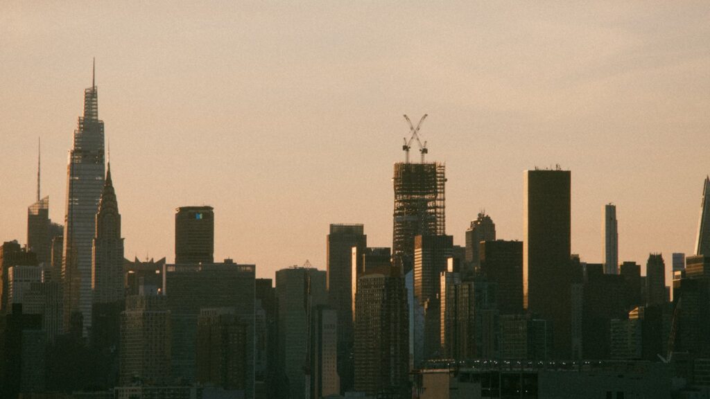 Skyline de rascacielos americanos al atardecer, ilustrando la creación de una LLC en Delaware desde España