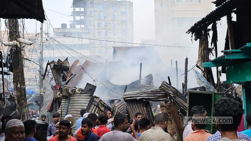 নরসিংদীর মাধবদী বাজারে আগুন, পুড়ে ছাই অর্ধশতাধিক দোকান