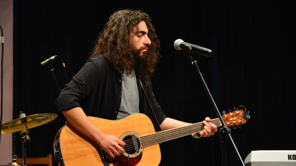 Acoustic guitar training with Dariush Meshkin