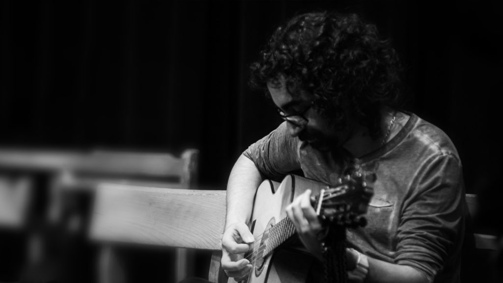 Acoustic guitar training with Dariush Meshkin