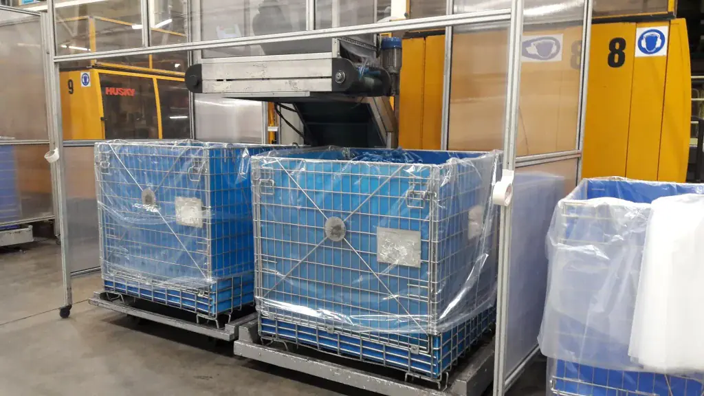 Pojemniki siatkowe przy linii produkcyjnej pet prfeorm